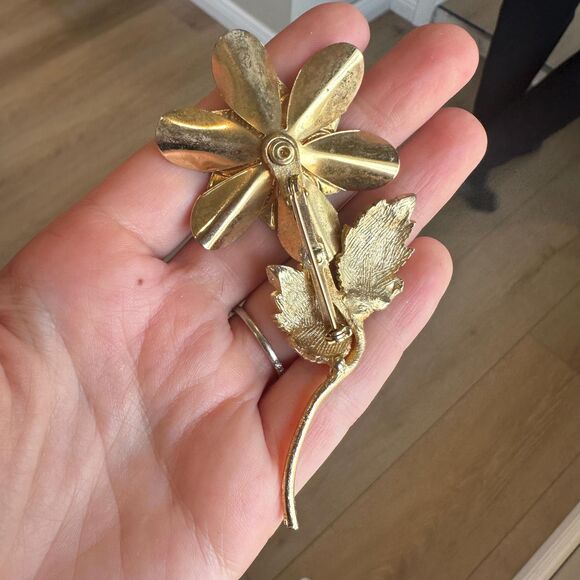 Vintage Gold Tone Flower Brooch Pin with Faux Pearl - Picture 2 of 5